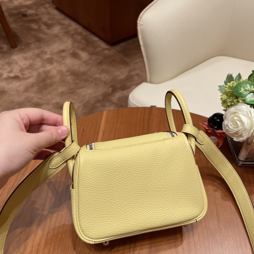 香港HERMES 爱马仕官网 Mini Lindy tc皮 1Z 小鸡黄 银扣