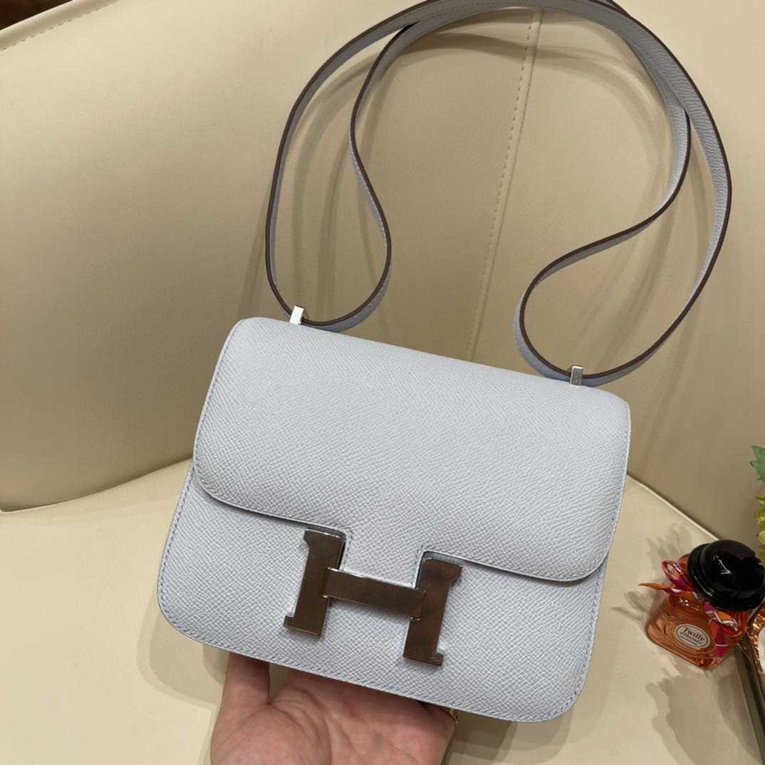 HERMES constance 康康包19 cm 小巧玲珑，大H标志极具个性， 出街旅游必备单品 斜跨单肩，四季皆可搭配 T0 雾霾蓝 银扣