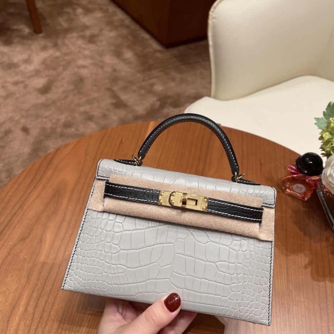 HERMNES 高级定制  Mini Kelly 二代 小可爱 雾面美洲鳄鱼  80珍珠灰拼89黑色 金扣 走反线更特别，超美的拼色 每一只鳄鱼的纹路都是独一无二