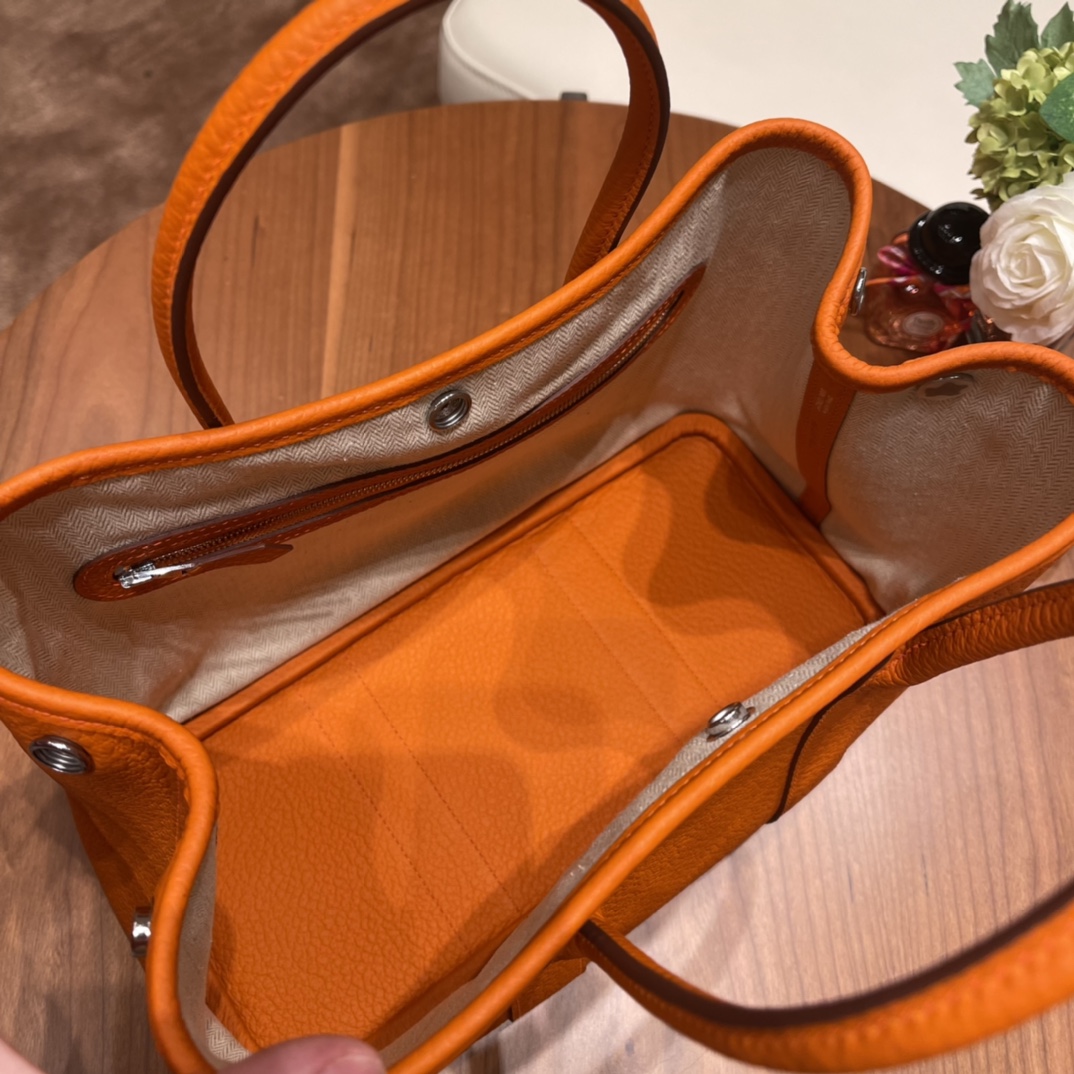 HERMES 爱马仕 Garden party /花园包  30 country 皮，耐用，容量可观，很适合通勤逛街又低调 93 橙色银扣