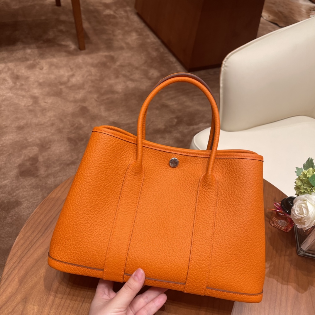 HERMES 爱马仕 Garden party /花园包  30 country 皮，耐用，容量可观，很适合通勤逛街又低调 93 橙色银扣