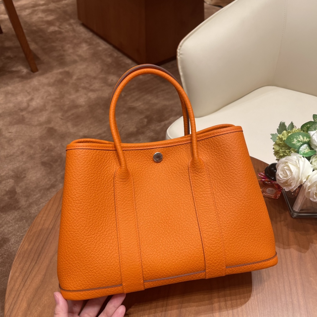 HERMES 爱马仕 Garden party /花园包  30 country 皮，耐用，容量可观，很适合通勤逛街又低调 93 橙色银扣