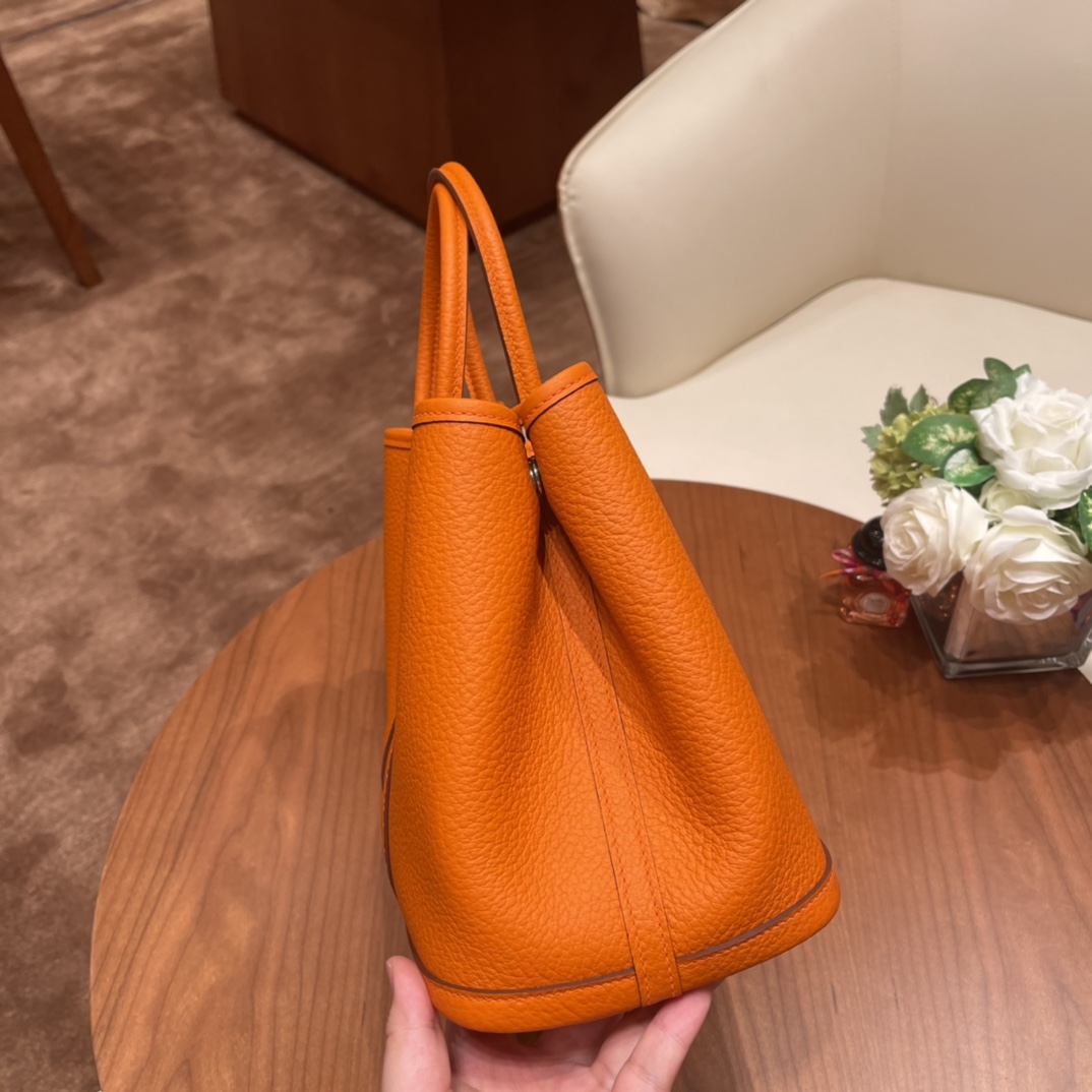 HERMES 爱马仕 Garden party /花园包  30 country 皮，耐用，容量可观，很适合通勤逛街又低调 93 橙色银扣