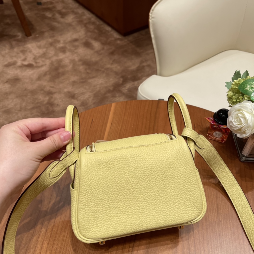 香港HERMES 爱马仕官网 Mini Lindy tc皮 1Z 小鸡黄 银扣