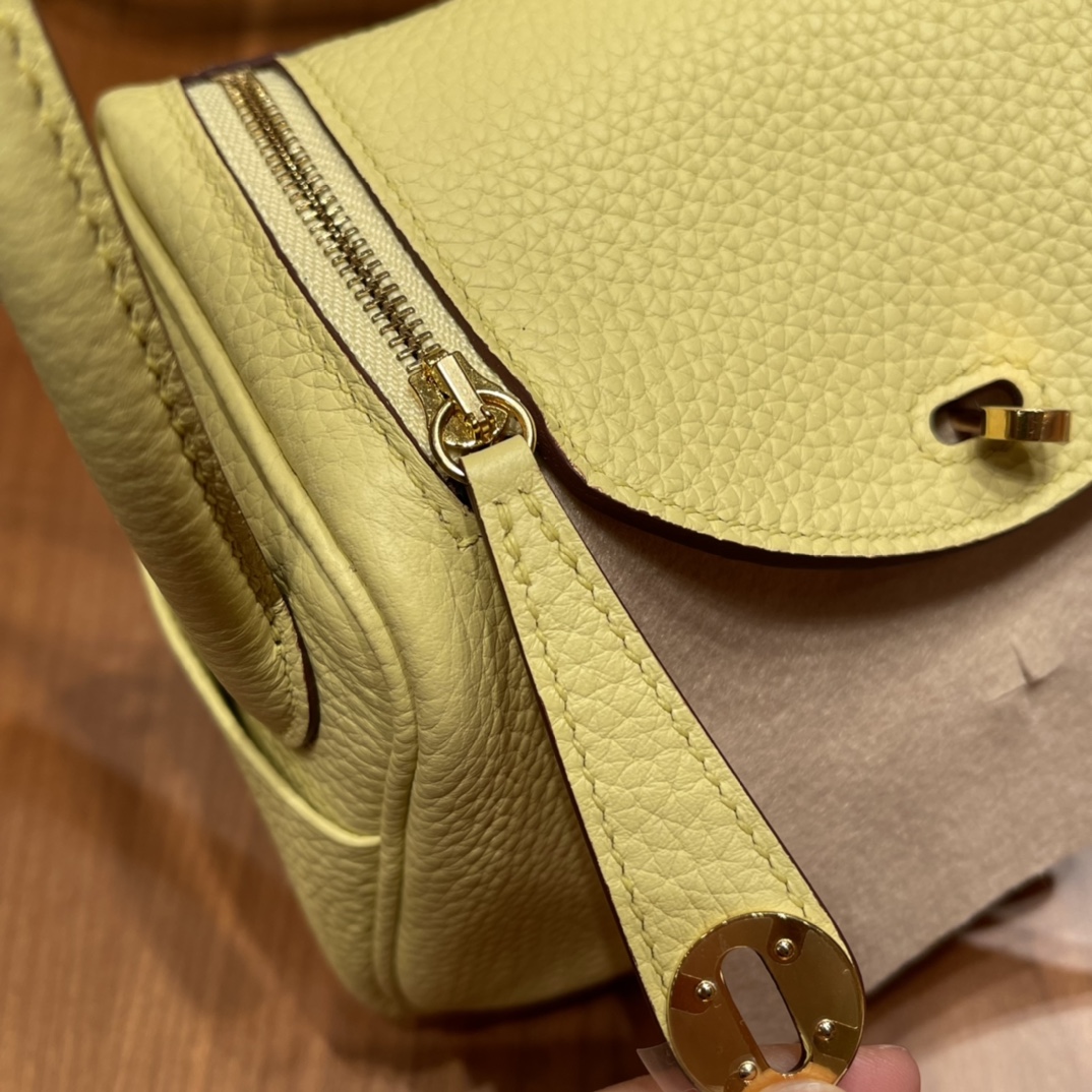 香港HERMES 爱马仕官网 Mini Lindy tc皮 1Z 小鸡黄 金扣