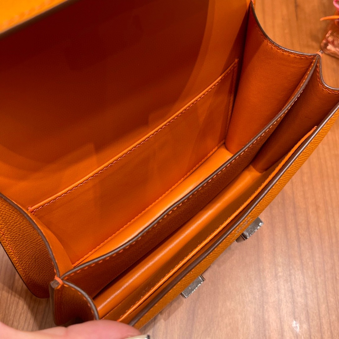 HERMES constance 康康包19 cm 小巧玲珑，大H标志极具个性， 出街旅游必备单品 斜跨单肩，四季皆可搭配 i9 杏黄 银扣