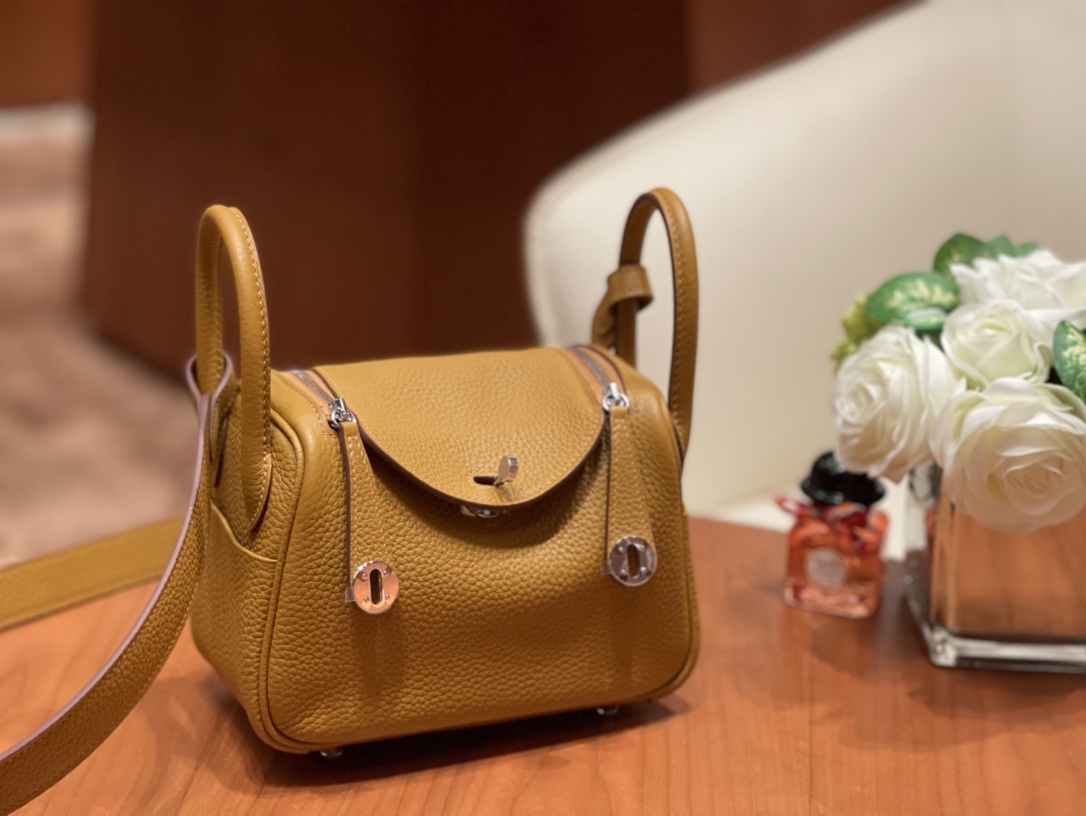 香港HERMES 爱马仕官网 Mini Lindy tc皮 2S 芝麻色 银扣