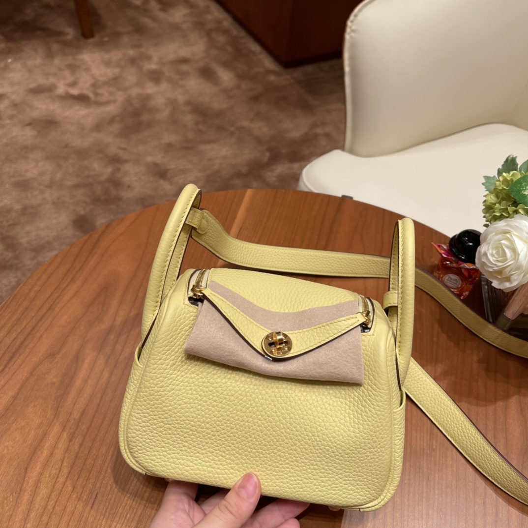 香港HERMES 爱马仕官网 Mini Lindy tc皮 1Z 小鸡黄 金扣
