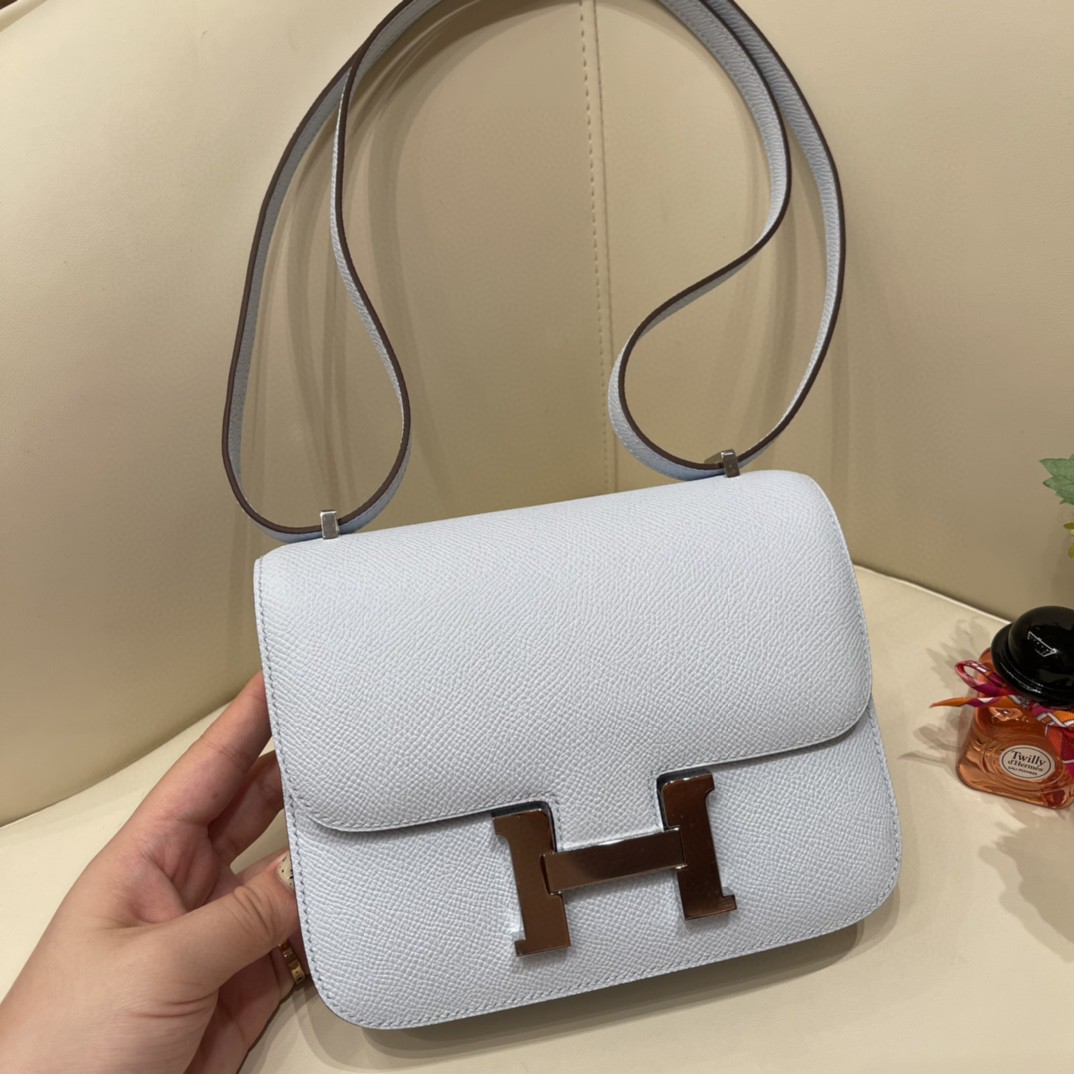 HERMES constance 康康包19 cm 小巧玲珑，大H标志极具个性， 出街旅游必备单品 斜跨单肩，四季皆可搭配 T0 雾霾蓝 银扣