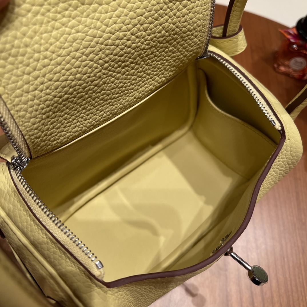 香港HERMES 爱马仕官网 Mini Lindy tc皮 1Z 小鸡黄 银扣