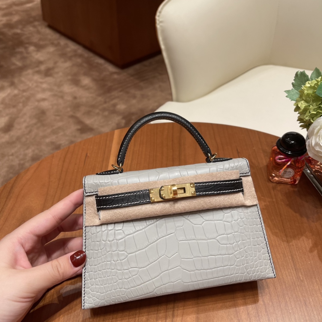 HERMNES 高级定制  Mini Kelly 二代 小可爱 雾面美洲鳄鱼  80珍珠灰拼89黑色 金扣 走反线更特别，超美的拼色 每一只鳄鱼的纹路都是独一无二