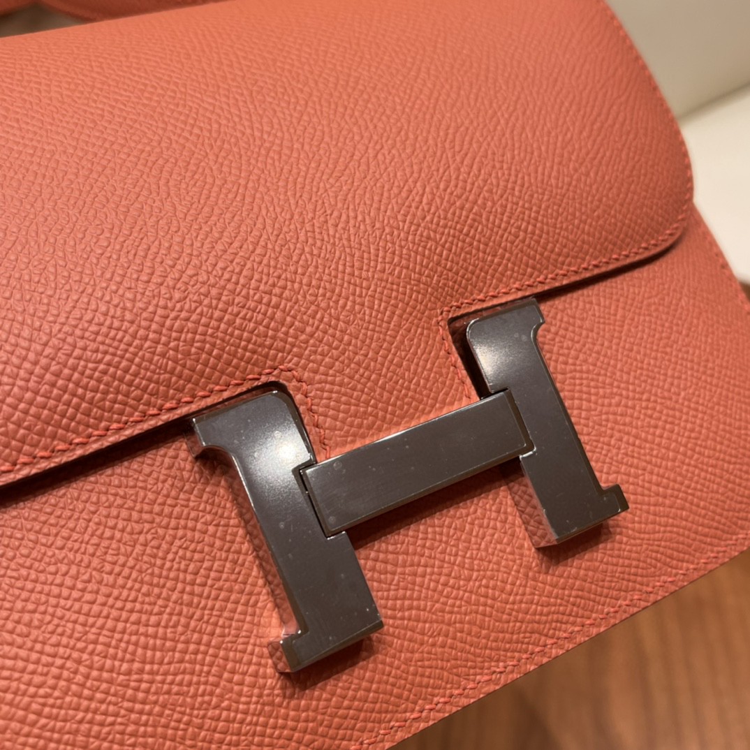 HERMES constance 康康包19 cm 小巧玲珑，大H标志极具个性， 出街旅游必备单品斜跨单肩，四季皆可搭配 3L 玫瑰粉 银扣