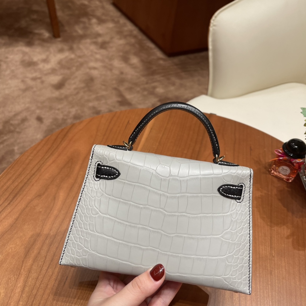 HERMNES 高级定制  Mini Kelly 二代 小可爱 雾面美洲鳄鱼  80珍珠灰拼89黑色 金扣 走反线更特别，超美的拼色 每一只鳄鱼的纹路都是独一无二