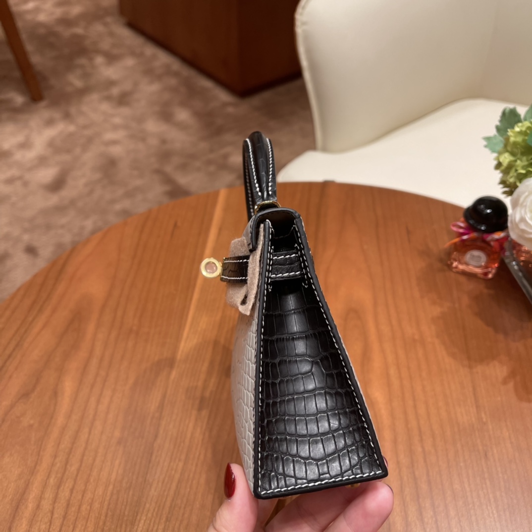 HERMNES 高级定制  Mini Kelly 二代 小可爱 雾面美洲鳄鱼  80珍珠灰拼89黑色 金扣 走反线更特别，超美的拼色 每一只鳄鱼的纹路都是独一无二