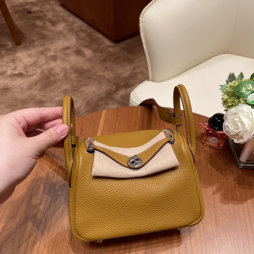 香港HERMES 爱马仕官网 Mini Lindy tc皮 2S 芝麻色 银扣