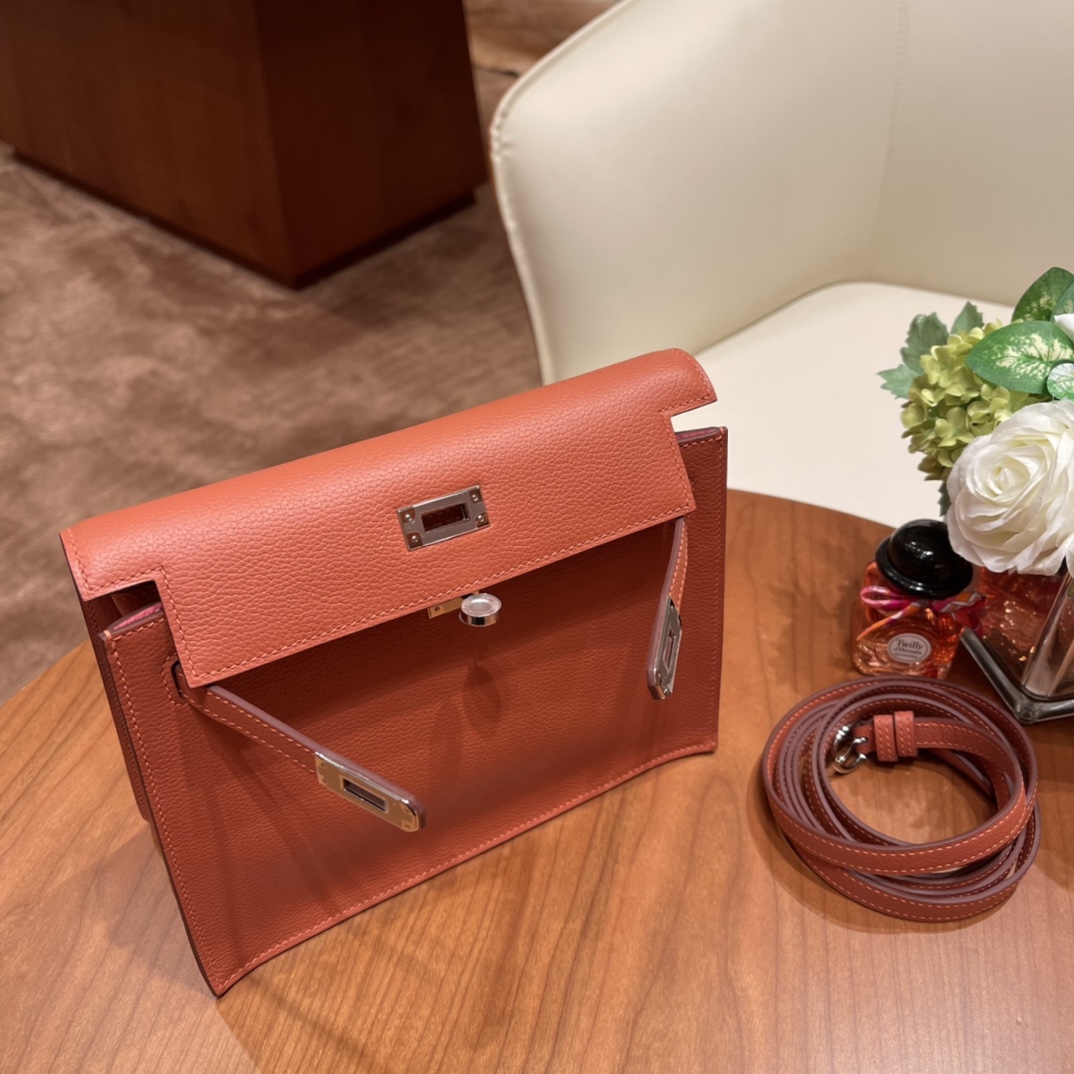 香港爱马仕 HERMES kelly danse 小肩包/超宝藏 单凭一条肩带就有6种背法 Evercolor J9 腮红色/内拼K4夏日粉 银扣