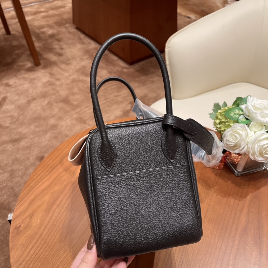 爱马仕官网 香港代购 26Lindy 大容量包包，通勤又日常 Clemence 皮  89 黑色 金扣
