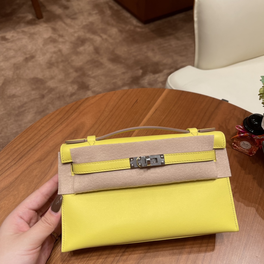 HERMES 爱马仕 Kelly pochette 一代晚宴包 使用率超高的手包，适合各种场合，易搭配 还可以配猪鼻子链子当小肩包 Swift 9R 柠檬黄 银扣