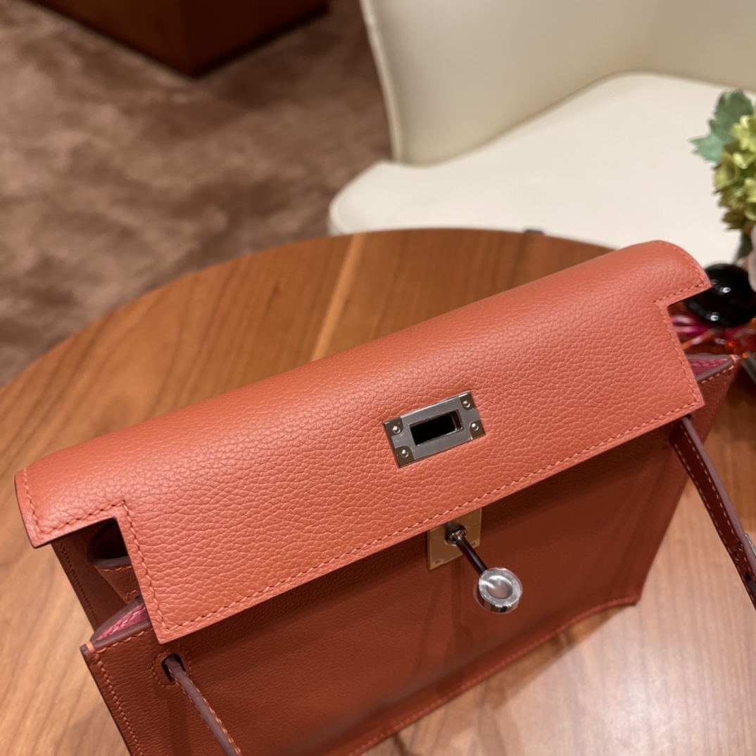香港爱马仕 HERMES kelly danse 小肩包/超宝藏 单凭一条肩带就有6种背法 Evercolor J9 腮红色/内拼K4夏日粉 银扣