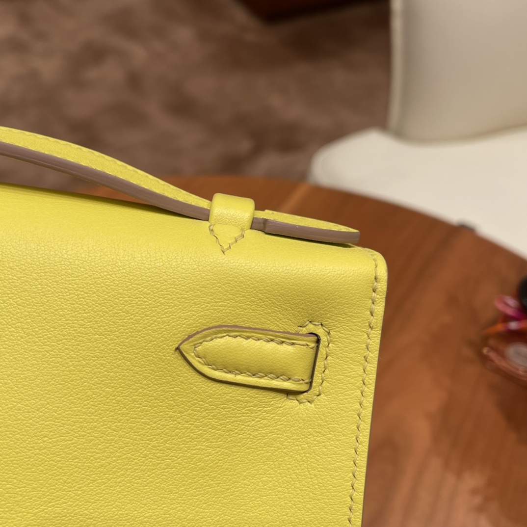 HERMES 爱马仕 Kelly pochette 一代晚宴包 使用率超高的手包，适合各种场合，易搭配 还可以配猪鼻子链子当小肩包 Swift 9R 柠檬黄 银扣