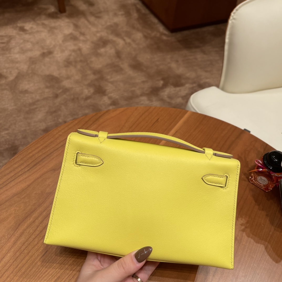 HERMES 爱马仕 Kelly pochette 一代晚宴包 使用率超高的手包，适合各种场合，易搭配 还可以配猪鼻子链子当小肩包 Swift 9R 柠檬黄 银扣