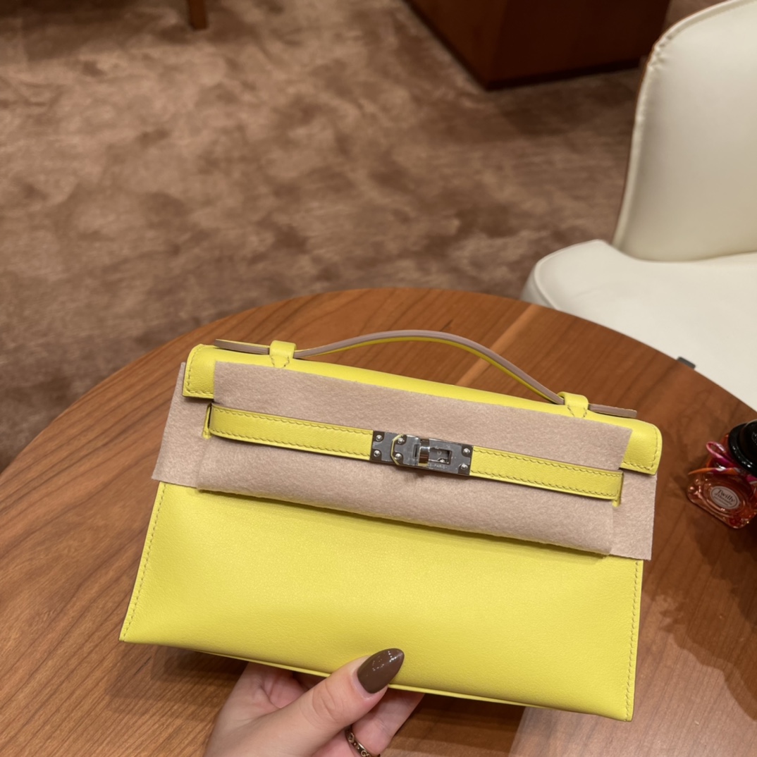 HERMES 爱马仕 Kelly pochette 一代晚宴包 使用率超高的手包，适合各种场合，易搭配 还可以配猪鼻子链子当小肩包 Swift 9R 柠檬黄 银扣