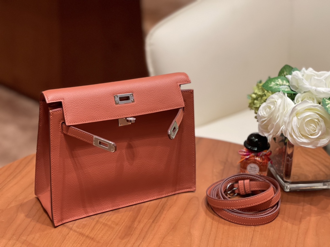 香港爱马仕 HERMES kelly danse 小肩包/超宝藏 单凭一条肩带就有6种背法 Evercolor J9 腮红色/内拼K4夏日粉 银扣