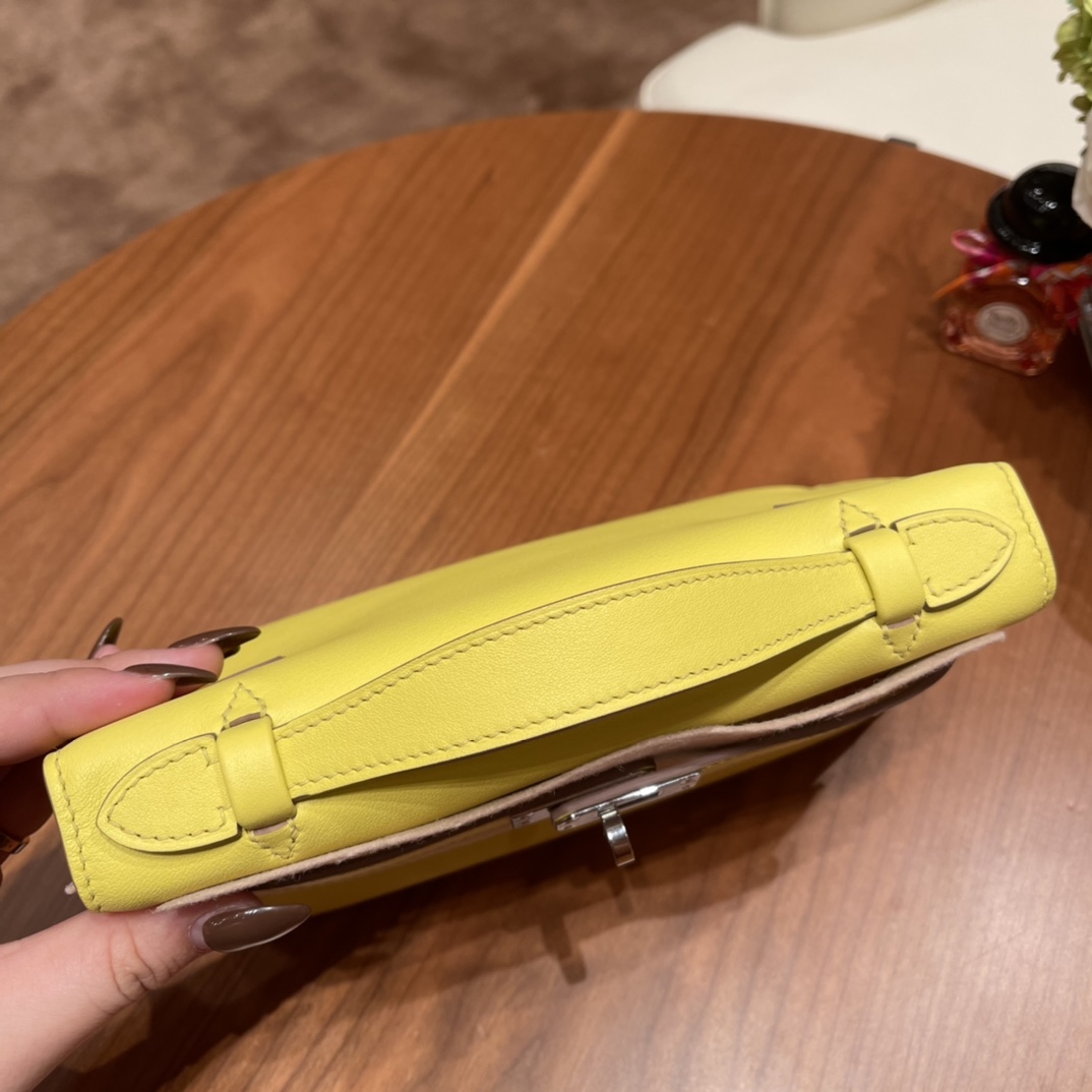HERMES 爱马仕 Kelly pochette 一代晚宴包 使用率超高的手包，适合各种场合，易搭配 还可以配猪鼻子链子当小肩包 Swift 9R 柠檬黄 银扣