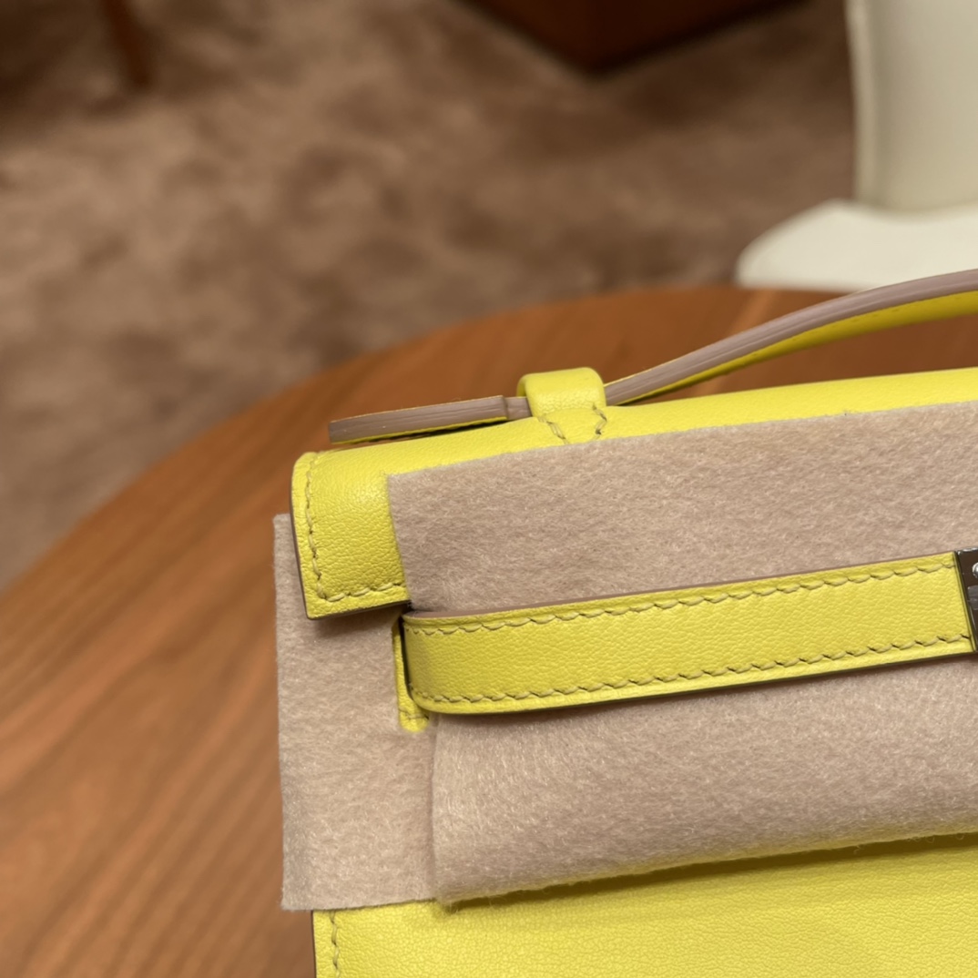 HERMES 爱马仕 Kelly pochette 一代晚宴包 使用率超高的手包，适合各种场合，易搭配 还可以配猪鼻子链子当小肩包 Swift 9R 柠檬黄 银扣