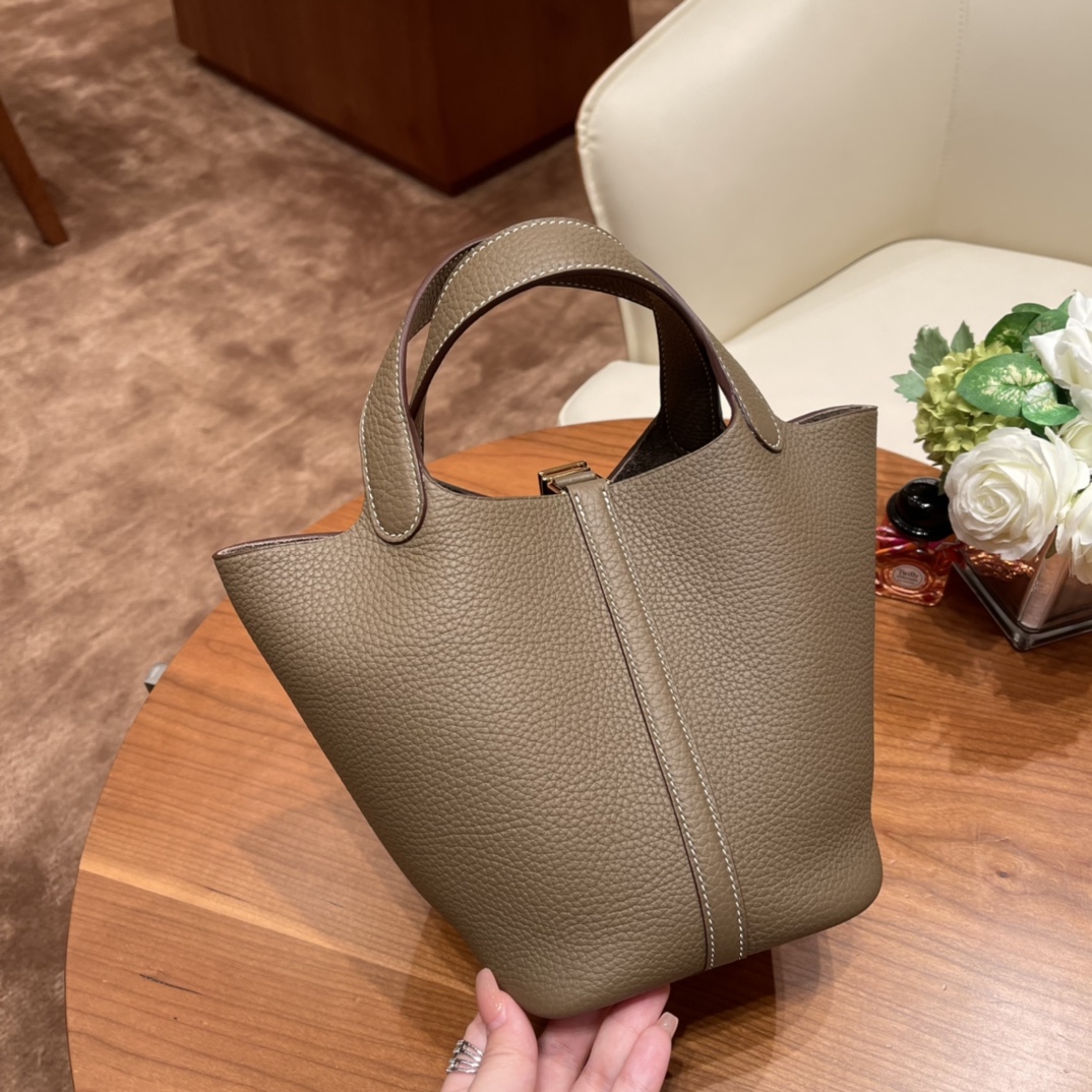 爱马仕官网 picotin 18cm 各种风格都能驾驭的了的菜篮子 clemence 皮  18 大象灰 金扣