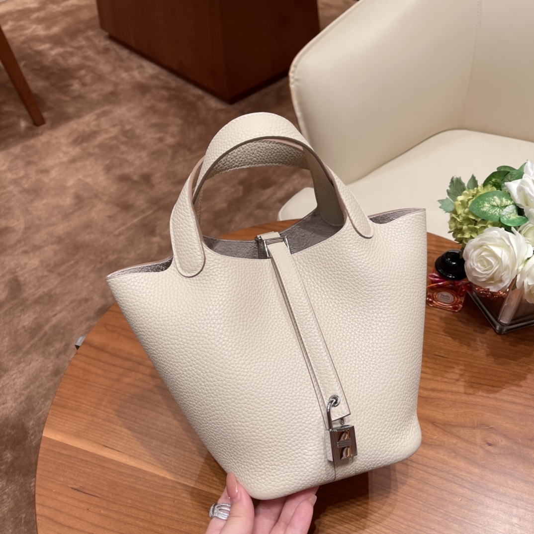 爱马仕官网 picotin 18cm 各种风格都能驾驭的了的菜篮子 clemence 皮  10 奶昔白 银扣