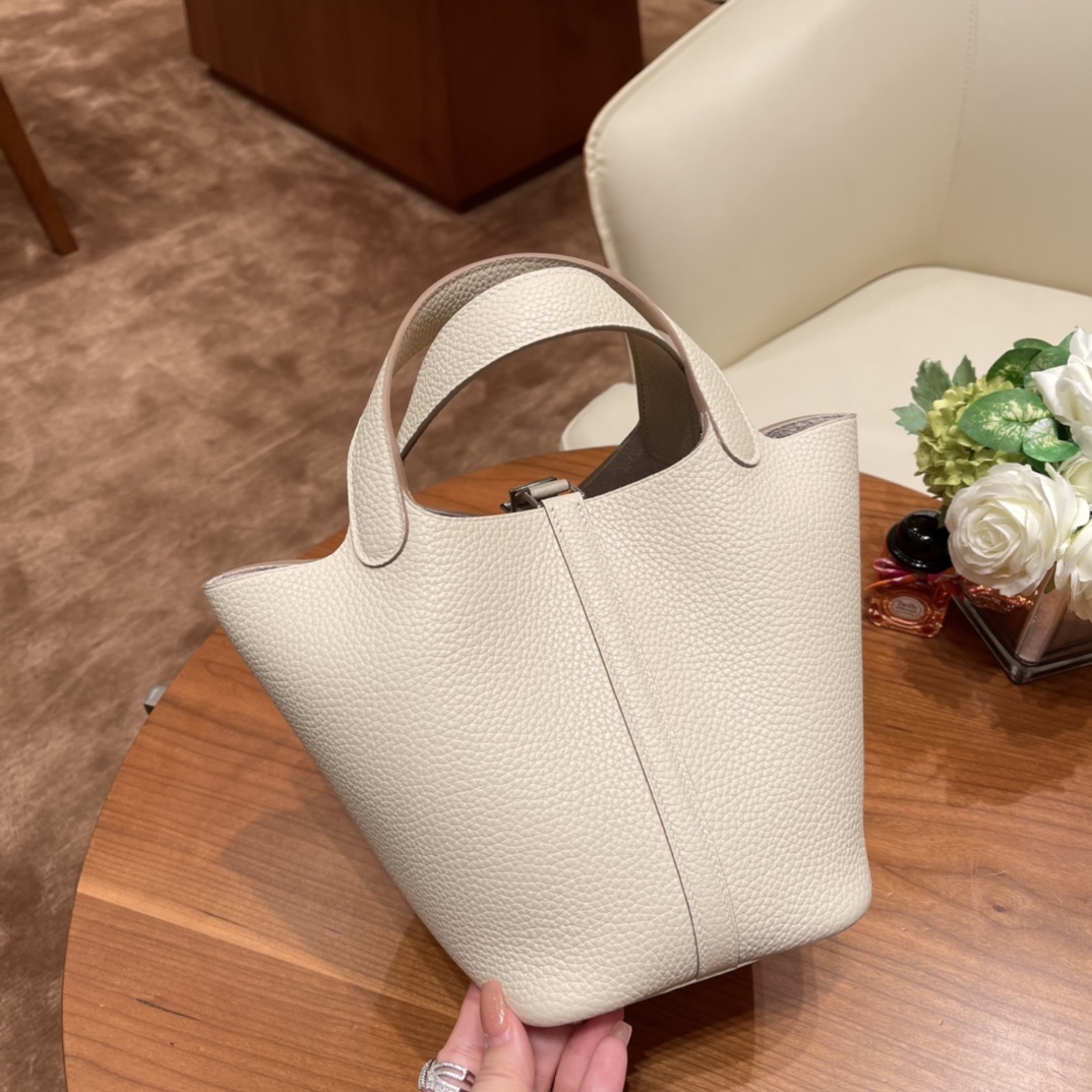 爱马仕官网 picotin 18cm 各种风格都能驾驭的了的菜篮子 clemence 皮  10 奶昔白 银扣