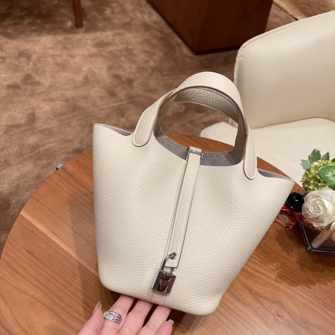 爱马仕官网 picotin 18cm 各种风格都能驾驭的了的菜篮子 clemence 皮  10 奶昔白 银扣
