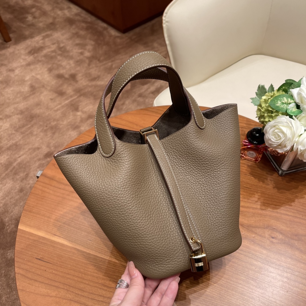 爱马仕官网 picotin 18cm 各种风格都能驾驭的了的菜篮子 clemence 皮  18 大象灰 金扣