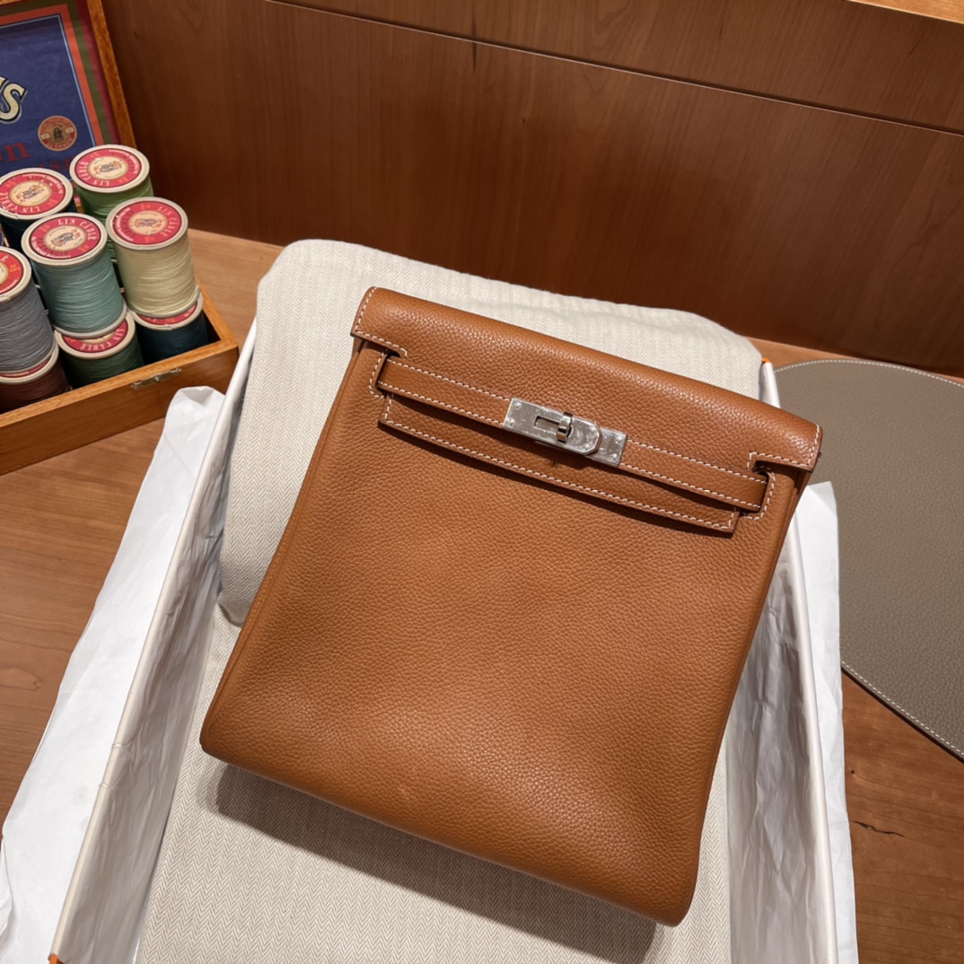 HERMES 爱马仕 Ado书包/双肩包 福宝马鞍皮Barenia Faubourg 34 原木色Fauve 质感很好 有淡淡的皮香味 ️不能碰到油