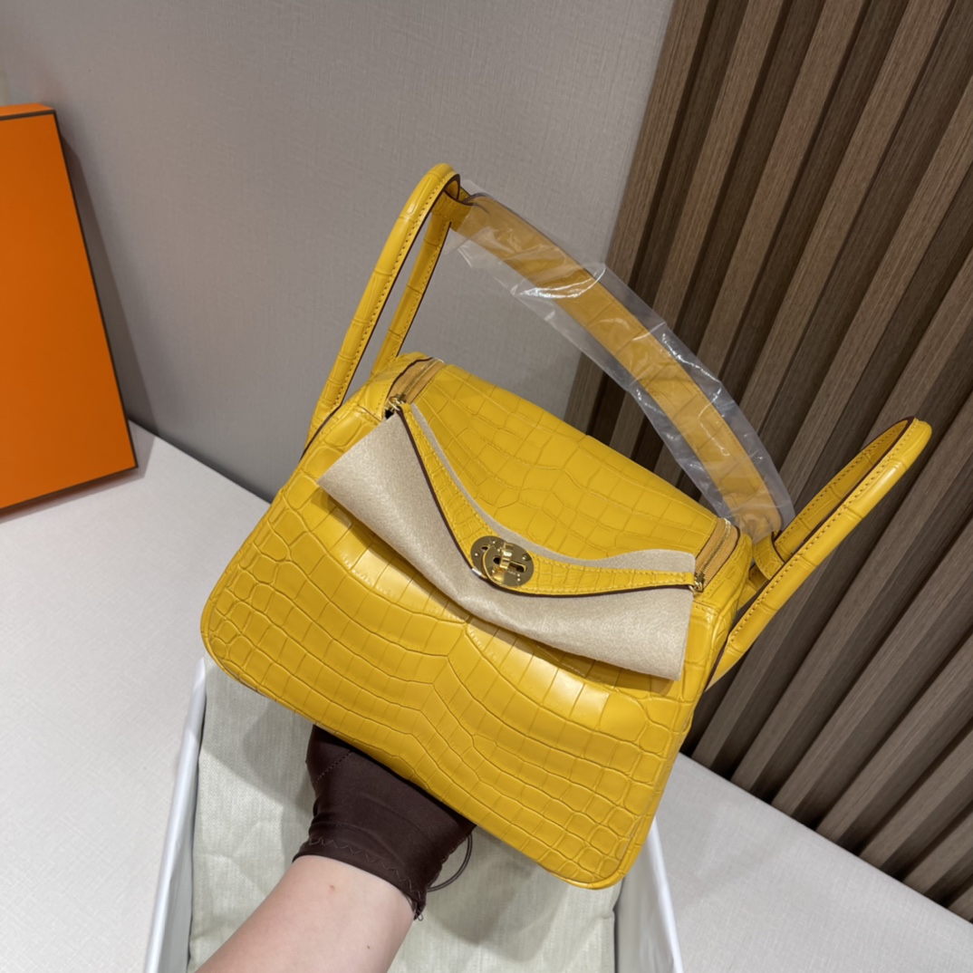 HERMES 爱马仕 Lindy 26cm 尼罗鳄Nilo crocodile 雾面Matte 9D 琥珀黄 Gold Lindy的特殊皮每一只都是人间极品哦 进口蜜蜡线 全手工制作