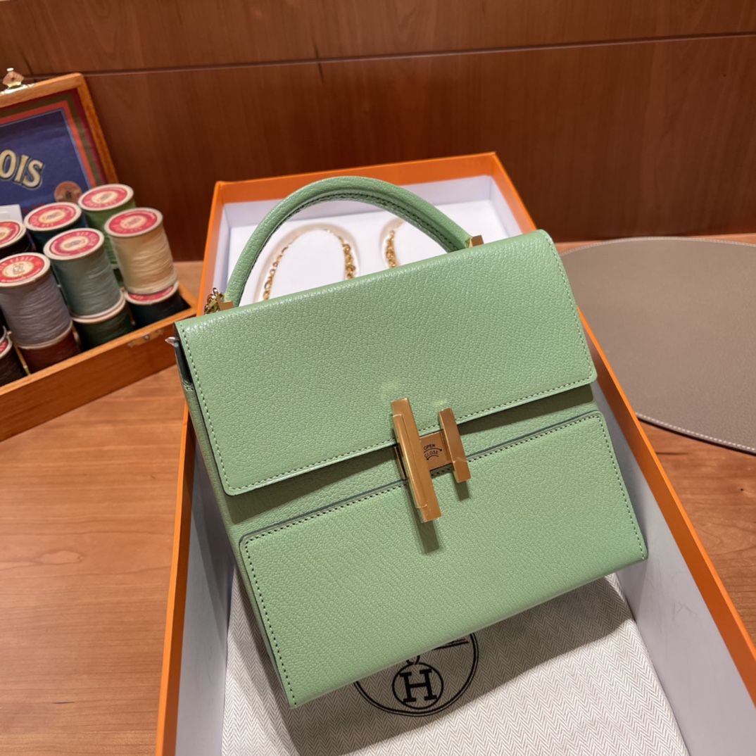 HERMES 爱马仕 Cinhetic盒子包 山羊皮 3i 牛油果绿 帅气与优雅并存 别具一格的设计让人过目不忘 全手工制作 可手拎可斜挎