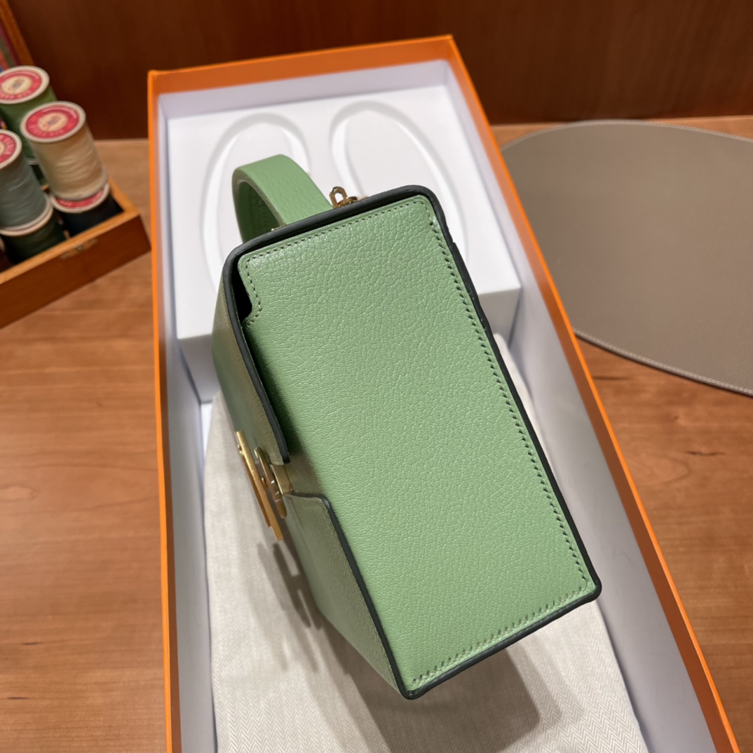 HERMES 爱马仕 Cinhetic盒子包 山羊皮 3i 牛油果绿 帅气与优雅并存 别具一格的设计让人过目不忘 全手工制作 可手拎可斜挎