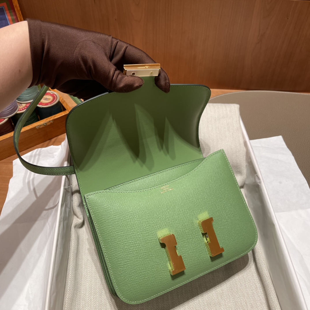 HERMES 爱马仕 Constance 19cm Epsom皮  3i 牛油果绿Vert Criquet 黄金尺寸 上身很精致