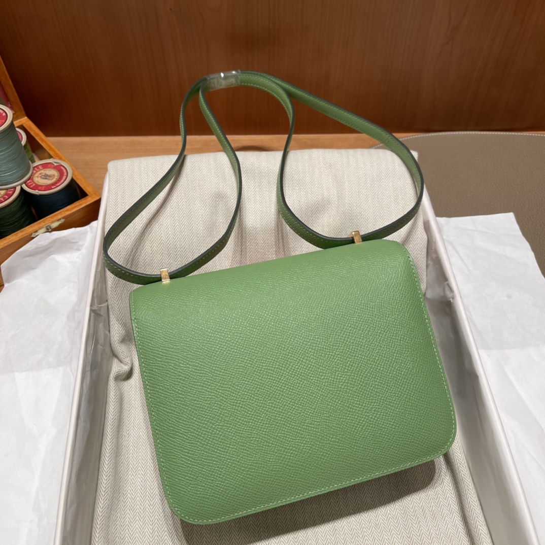 HERMES 爱马仕 Constance 19cm Epsom皮  3i 牛油果绿Vert Criquet 黄金尺寸 上身很精致