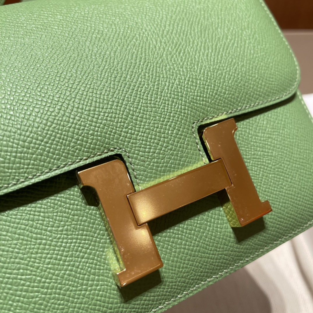 HERMES 爱马仕 Constance 19cm Epsom皮  3i 牛油果绿Vert Criquet 黄金尺寸 上身很精致
