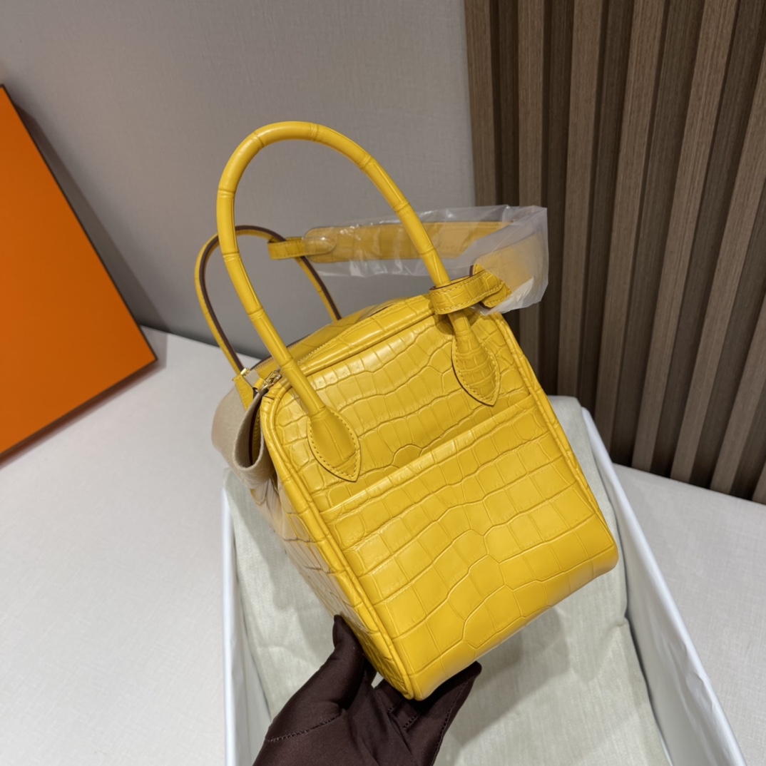 HERMES 爱马仕 Lindy 26cm 尼罗鳄Nilo crocodile 雾面Matte 9D 琥珀黄 Gold Lindy的特殊皮每一只都是人间极品哦 进口蜜蜡线 全手工制作