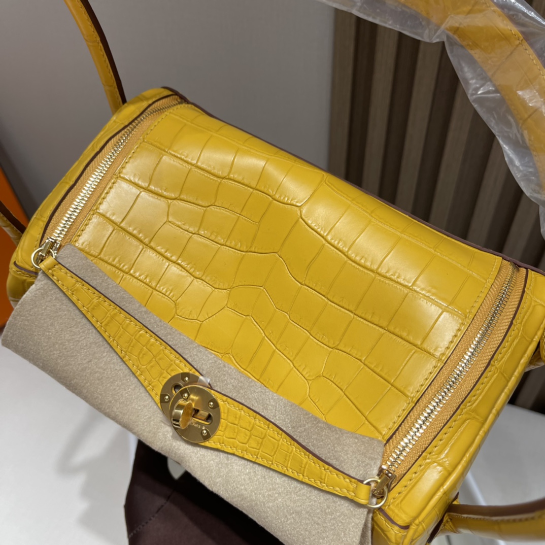 HERMES 爱马仕 Lindy 26cm 尼罗鳄Nilo crocodile 雾面Matte 9D 琥珀黄 Gold Lindy的特殊皮每一只都是人间极品哦 进口蜜蜡线 全手工制作