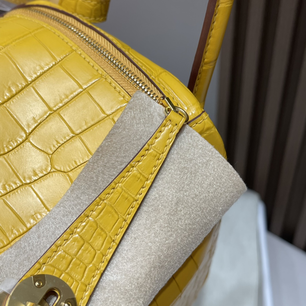 HERMES 爱马仕 Lindy 26cm 尼罗鳄Nilo crocodile 雾面Matte 9D 琥珀黄 Gold Lindy的特殊皮每一只都是人间极品哦 进口蜜蜡线 全手工制作