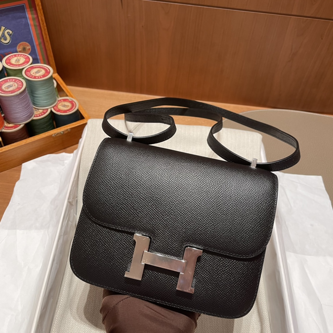 HERMES 爱马仕 Constance 19cm Epsom皮  89 黑色Noir 黄金尺寸 上身很精致 bkc的地位毋庸置疑 经典H扣设计开合方便 实用又美貌