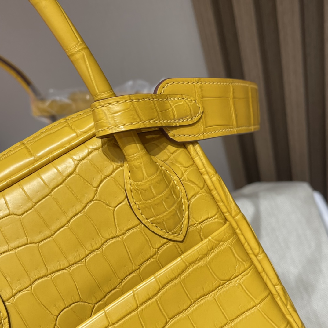 HERMES 爱马仕 Lindy 26cm 尼罗鳄Nilo crocodile 雾面Matte 9D 琥珀黄 Gold Lindy的特殊皮每一只都是人间极品哦 进口蜜蜡线 全手工制作
