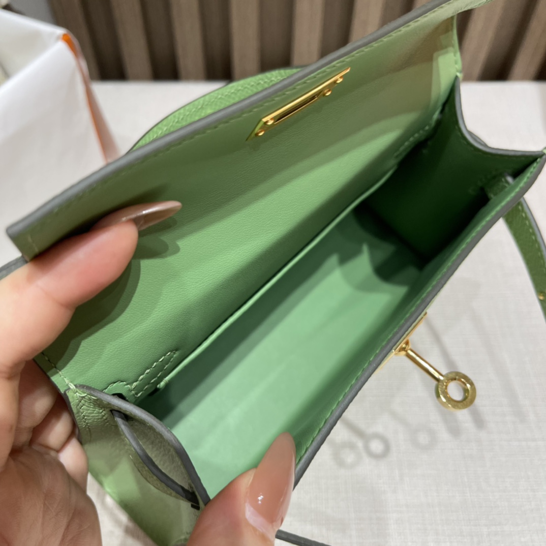 HERMES 爱马仕 Mini Kelly 二代 Epsom皮 3i 牛油果绿/蟋蟀绿 Vert criquet 从出道到现在一直火的节奏