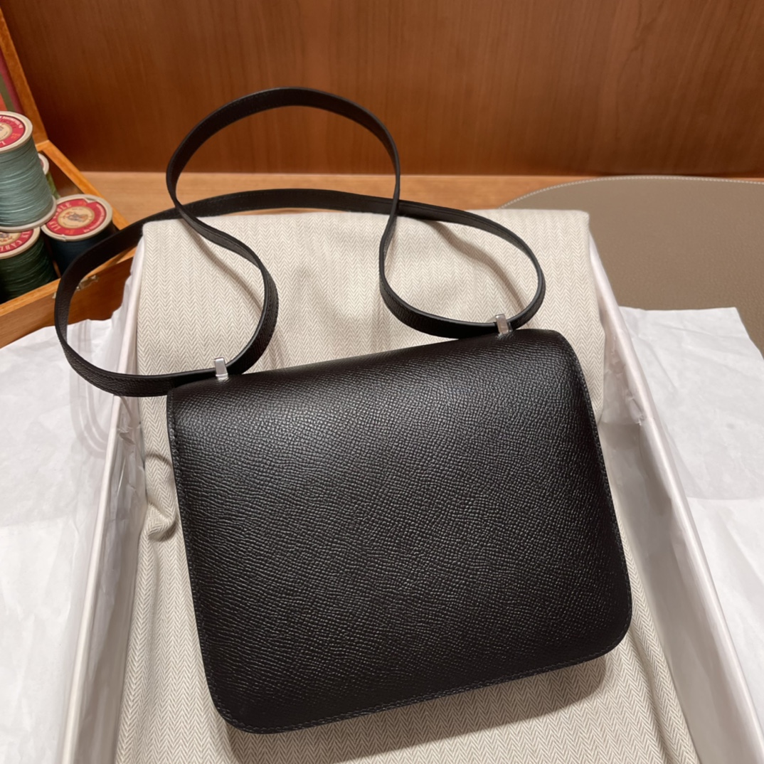 HERMES 爱马仕 Constance 19cm Epsom皮  89 黑色Noir 黄金尺寸 上身很精致 bkc的地位毋庸置疑 经典H扣设计开合方便 实用又美貌