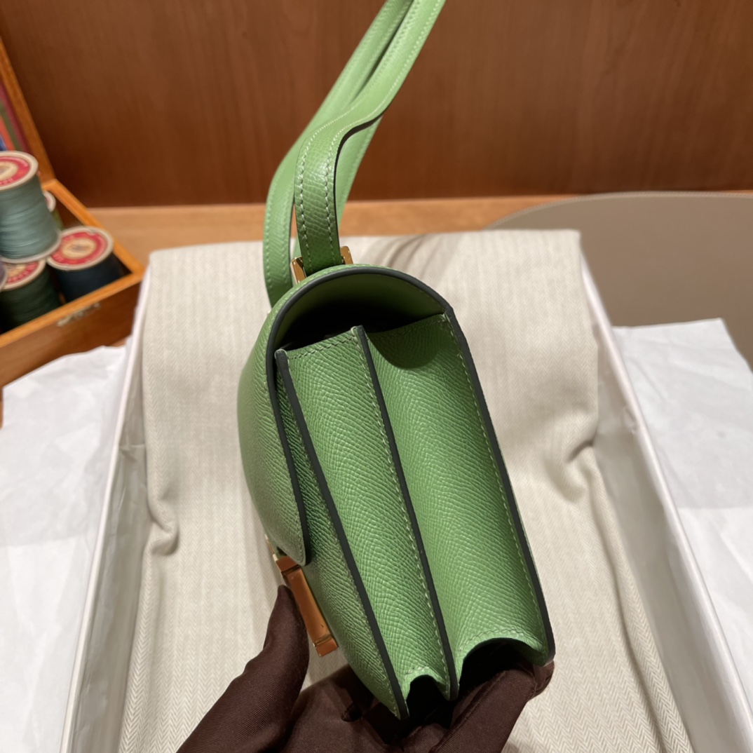 HERMES 爱马仕 Constance 19cm Epsom皮  3i 牛油果绿Vert Criquet 黄金尺寸 上身很精致