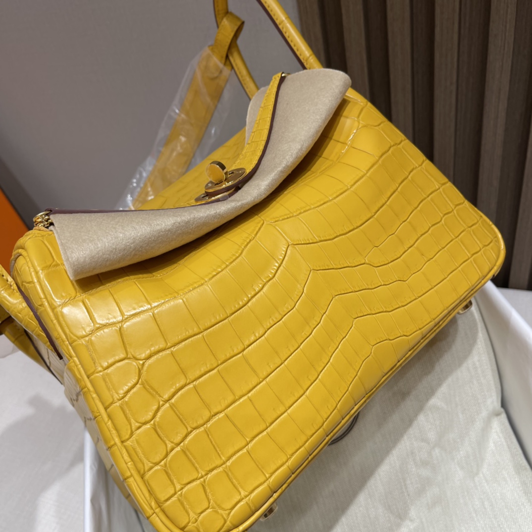 HERMES 爱马仕 Lindy 26cm 尼罗鳄Nilo crocodile 雾面Matte 9D 琥珀黄 Gold Lindy的特殊皮每一只都是人间极品哦 进口蜜蜡线 全手工制作